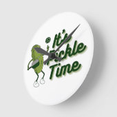 Funny Pickle Playing Pickleball Runde Wanduhr (Winkel)