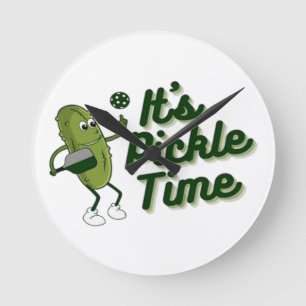 Funny Pickle Playing Pickleball Runde Wanduhr
