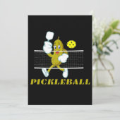 Funny Pickle Playing Pickleball Save The Date (Stehend Vorderseite)