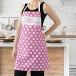 Funny Pickleball Spaß Personalisiert Text Rosa Schürze<br><div class="desc">Die perfekte Schürze für diejenigen, die sich in beiden Küchen aufhalten möchten - auf der Zuhause und auf den Pickleball-Plätzen. Das Design zeichnet sich durch ein Set aus, in dem die weißen Pickleballs auf einem rosa Hintergrund dargestellt sind. Fügen Sie einen Namen, benutzerdefinierten Text, Clubnamen usw. hinzu. Als pickleball Geburtstagsgeschenk,...</div>