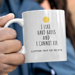 Funny Pickleball Spaß wie Hard Balls Custom Kaffeetasse<br><div class="desc">Eine lustige Pickleball-Tasse, die lautet "Ich mag harte Balls und ich kann nicht leben" - einige mögen mich weich, andere mögen mich hart ;-) Ändern Sie diesen Text einfach und fügen Sie mehr benutzerdefinierten Text unten oder löschen Sie ihn. Name des Spielers, Name des Turniers usw. Erhält einen phantastischen Urlaub...</div>