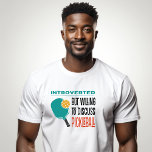 Funny Pickleball T-Shirt<br><div class="desc">Funny Introvert Pickleball Bekleidung für deinen Lieblings-Spieler. Ein humorvolles Zitat "Introvertiert,  aber bereit,  über Pickleball zu diskutieren" ist perfekt,  um ein wenig Spaß auf dem Pickleball Court hinzuzufügen. Moderne Typografie und Retrofarben.</div>