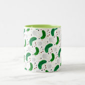 Funny Pickles Gherkins und Zwiebelmuster Zweifarbige Tasse (Mittel)