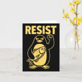 Funny Pinguin Resist Pinguine Protest gegen Tari Karte (Gelbe Blume)