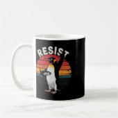 Funny Pinguin Resist Protest gegen Spaß von Zöllen Kaffeetasse (Links)