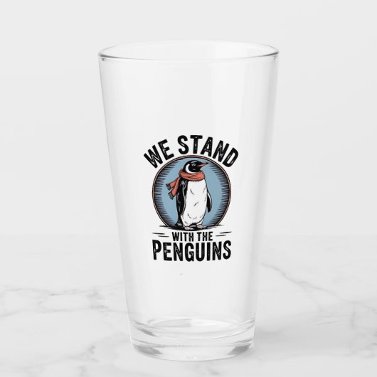 Funny Pinguin Resist Protest gegen Tarrifs Glas (Vorderseite)