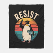 Funny Pinguin Resist Protest gegen Zölle Fleecedecke (Vorderseite)