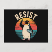 Funny Pinguin Resist Protest gegen Zölle Postkarte (Vorderseite)
