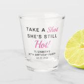Funny Pink 30. Geburtstag Gastgeschenk Schnapsglas (Vorderseite)