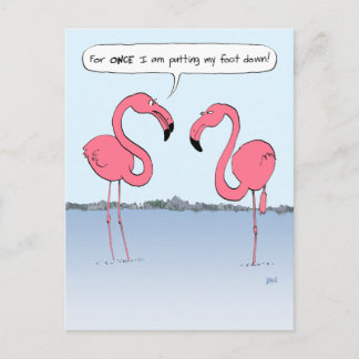 Funny Pink Flamingos Cartoon, der mir den Fuß drüc Postkarte