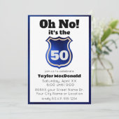 Funny Police Officer Abzeichen 50. Geburtstag Einladung (Stehend Vorderseite)