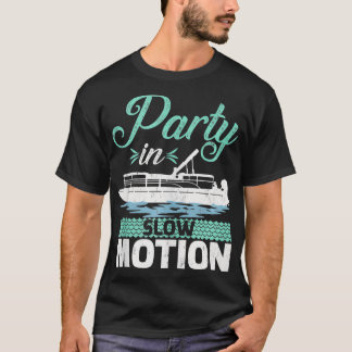 Funny Pontoon Boat Party in Langsamer Bewegung T-Shirt