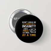 Funny Postal Mail Carrier Kurier Quote Button (Vorne & Hinten)