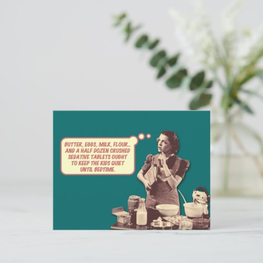 Funny Postcard - Retro Hausfrau Sleepytime Cake Postkarte (Stehend Vorderseite)