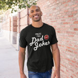 Funny Press für Vater Jokes T-Shirt<br><div class="desc">Der sonnige T - Shirt mit einem roten Knopf und das humorvolle Sprichwort "Press for dad jokes".</div>