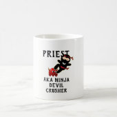 Funny Priest Geschenk AKA Ninja Devil Crusher Kaffeetasse (Mittel)