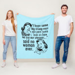 Funny Pro Choice Retro feministischer politischer  Fleecedecke<br><div class="desc">Funny Pro Choice Retro Feminist Politischer Cartoon Decke. Ein cooles provozierendes politisches Humor-Geschenk mit zwei Vintagen Frauen, die der Regierung sagen: bleibe aus meinem Gebärmutterhals. Gegen Trump, gegen die Regierung unglaublich witzig Befürwortung von Wahlentscheidungen über Frauenrechte im Gesundheitswesen und zu wählen, die lautet: "Ich hoffe, dass wir einige große, starke...</div>