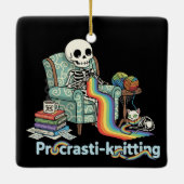Funny Procrasti Strickskelett und Katze mit Keramikornament (Rückseite)