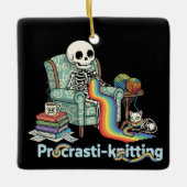Funny Procrasti Strickskelett und Katze mit Keramikornament (Vorderseite)