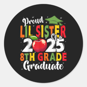 Funny Proud Lil Sister of a Cl of 2025 8th Grade G Runder Aufkleber