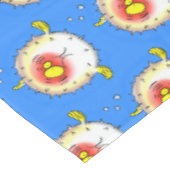 Funny Puffer Fish porcupfish Cartoon Tischdecke (Schrägansicht)