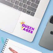 Funny Queen Ager mit Krone und Chalice Aufkleber (Laptop mit iPhone)