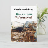 Funny Quirky Housewarming Party Einladung Moving (Stehend Vorderseite)