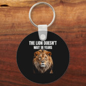 Funny Quotes The Lion Doesn't Wait 18 Years Men Schlüsselanhänger (Vorderseite)