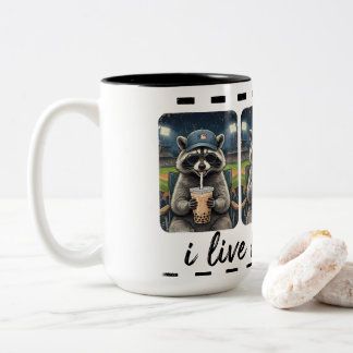 Funny Raccoon Baseball Coffee Mug – I Live Here No Zweifarbige Tasse