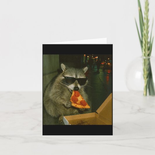 Funny Raccoon Eating Zza Animal Meme Karte (Vorderseite)
