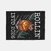 Funny Raccoon Rolling Into 2026 Retro New Year 202 Fleecedecke (Vorderseite (Horizontal))