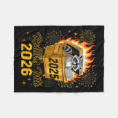 Funny Raccoon Rollin's Into 2026 New Year Matching Fleecedecke (Vorderseite (Horizontal))
