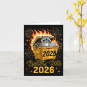 Funny Raccoon Rollin's Into 2026 New Year Matching Karte (Gelbe Blume)