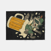 Funny Raccoon Rutsche hinunter zu einem Riesenscha Fleecedecke (Vorderseite (Horizontal))