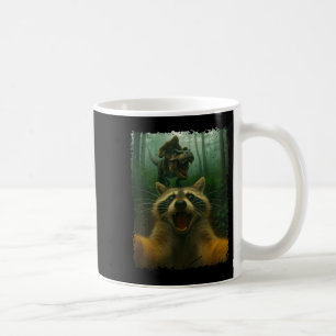 Funny Raccoon Selfie mit T-rex Dinosaurier und Big Kaffeetasse