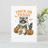 Funny Raccoon Trick oder Trash Halloween Einladung (Stehend Vorderseite)