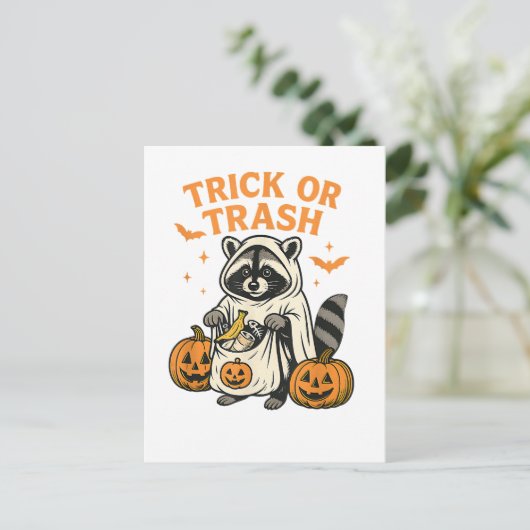 Funny Raccoon Trick oder Trash Halloween Postkarte (Stehend Vorderseite)