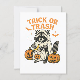 Funny Raccoon Trick oder Trash Halloween Postkarte