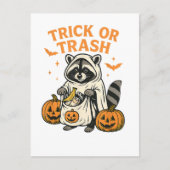 Funny Raccoon Trick oder Trash Halloween Postkarte (Vorderseite)