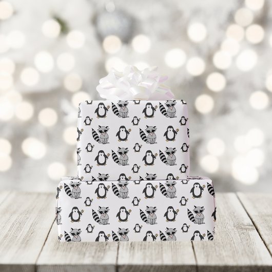 Funny Raccoon und Pinguin Pattern Geschenkpapier