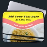 Funny Ramen Noodles Packet Custom Message Laptopschutzhülle<br><div class="desc">Fügen Sie Ihr eigenes lustiges Sprichwort oder eine personalisierte Nachricht hinzu,  um Ihren eigenen ramen-themed Laptop-Fall zu erstellen. Diese Notebookhülle ist so konzipiert,  dass sie wie ein Bündel von Ramen-Nudeln mit hellroten und gelben Grafiken über einem Foto Ramen-Nudeln in einer Schüssel aussieht.</div>