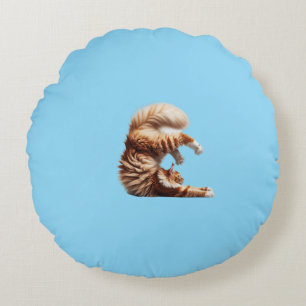 Funny Red and White Maine Coon Cat Doing Yoga Rundes Kissen