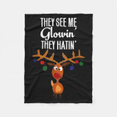 Funny Reindeer “they See Me Glowin’ They Hatin’” C Fleecedecke (Vorderseite)