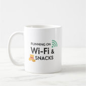 Funny Remote Work Mug Wi-Fi and Snacks Quote Kaffeetasse (Links)