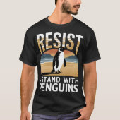 Funny Resist Penguin Aktivismus T-Shirt (Vorderseite)