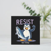 Funny Resist Pinguin Protest gegen Zölle Einladung (Stehend Vorderseite)