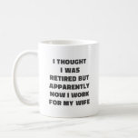 Funny Retirement Retiree Spaß Husband Ehefrau Kaffeetasse<br><div class="desc">Ein lustiges Sprichwort für verheiratete Rentner - ich dachte,  ich wäre erschöpft,  aber anscheinend arbeite ich jetzt für meine Ehefrau. Große Gag-Gabe für den Vatertag.</div>