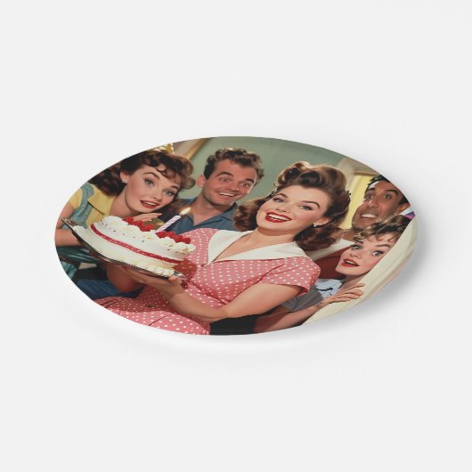 Funny Retro Friends Celebrating a Birthday Pappteller (Schrägansicht)