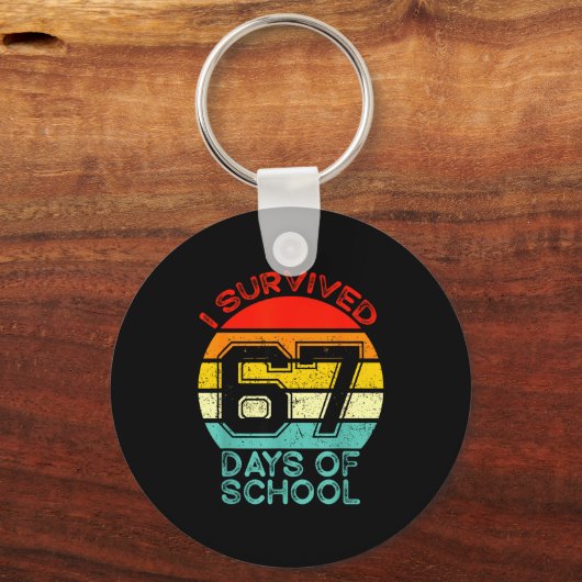Funny Retro I Survived 67 Days Of School Teachers Schlüsselanhänger (Vorderseite)