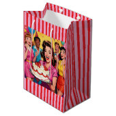 Funny Retro Pop Art Birthday Party Surprise Mittlere Geschenktüte (Vorderseite Schrägansicht)